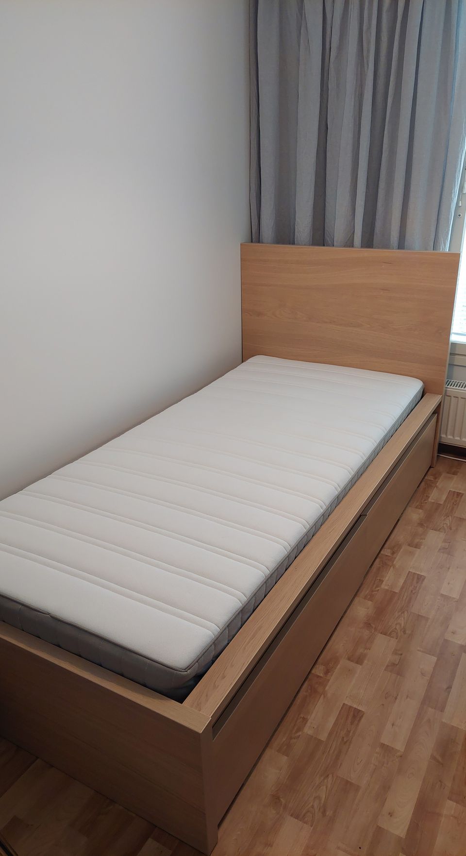 Ikea Malm sängynrunko 90x200 ja patja