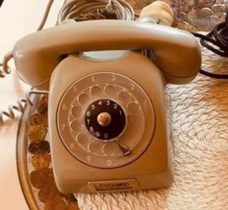 Vintage Ericssonin puhelin.
