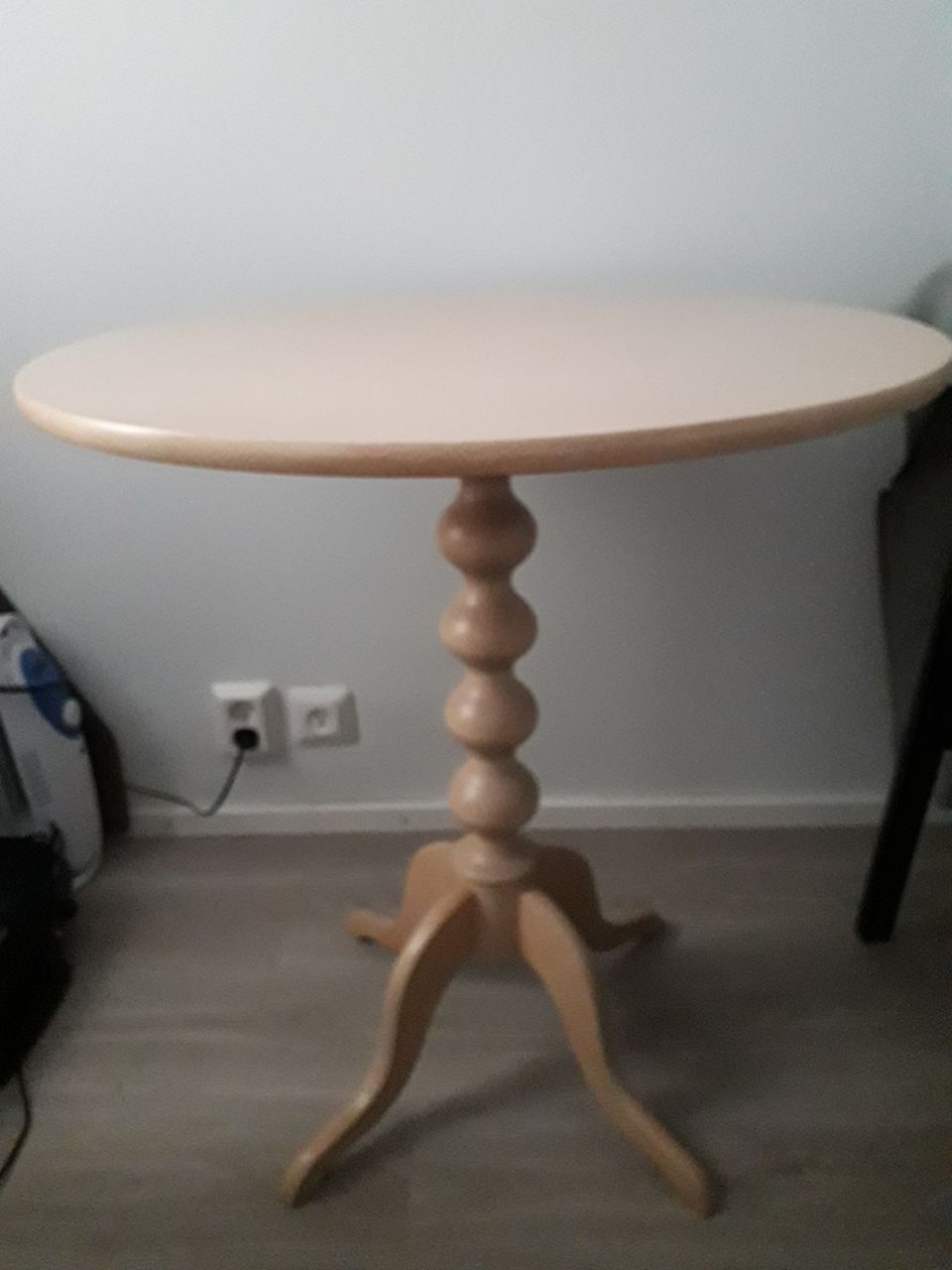 Pieni pyöreä pöytä