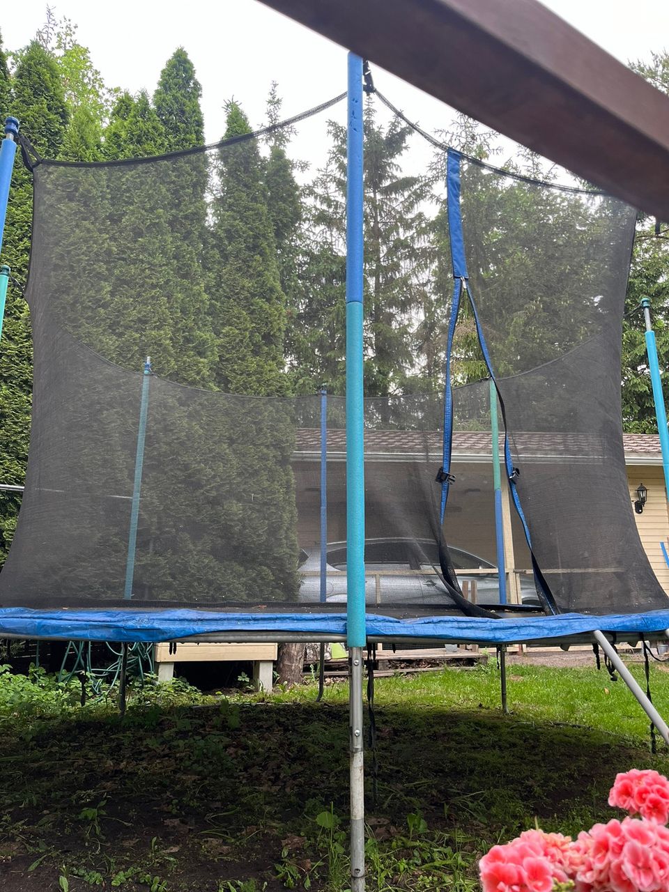 Hyvässä kunnossa oleva trampoliini