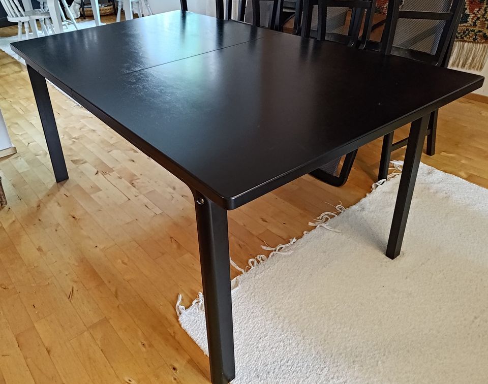 Musta ruokailuryhmä - 10 tuolia - jatkettava pöytä