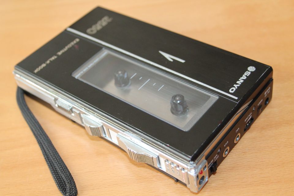 80-luku tallentava johtotason kasettisoitin kannettava Sanyo 2550 vintage