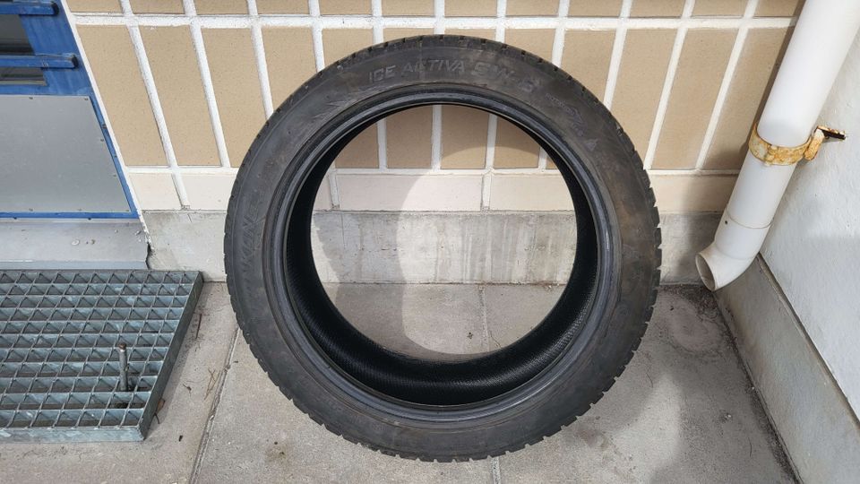 Myydään 4kpl Ice Activa-8 225/45R18 Nastarenkaat