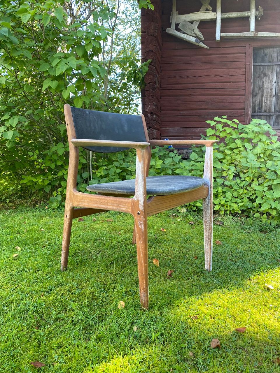 Tanskalaisia teak tuoleja kunnostusprojektiksi