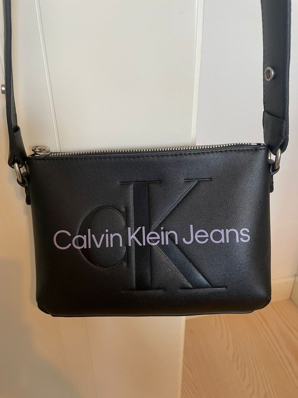 Calvin Klein crossbody -laukku