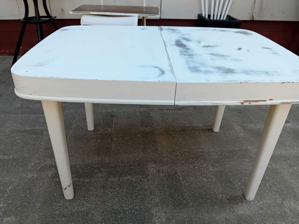 Vanha olohuoneen pöytä