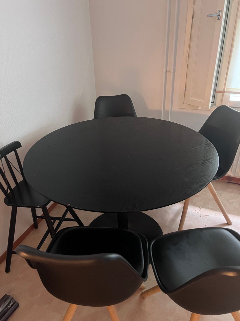 Pyöreä musta ruokapöytä 110cm