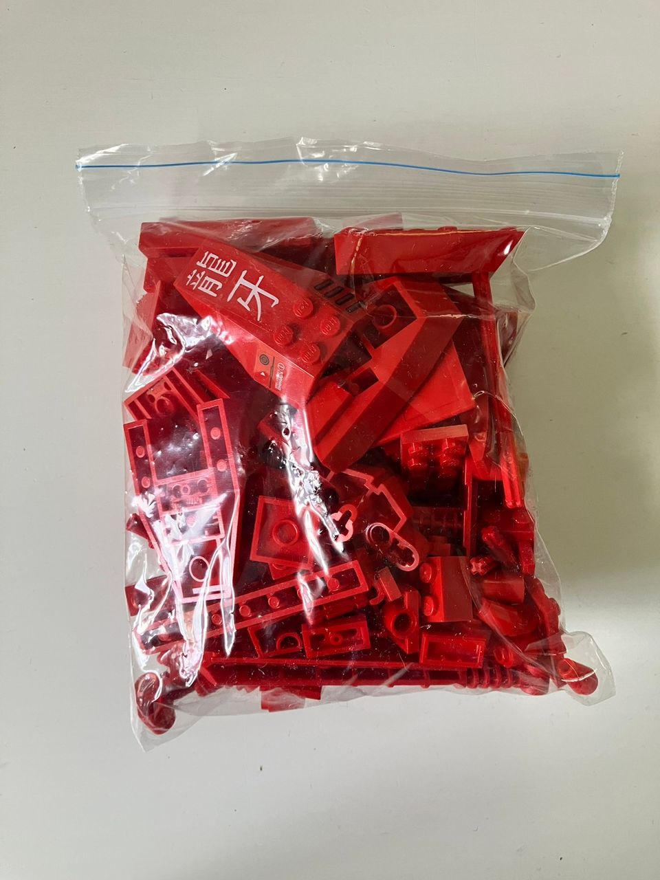 Aitoja LEGO -palikoita Minigrip -pusseissa.