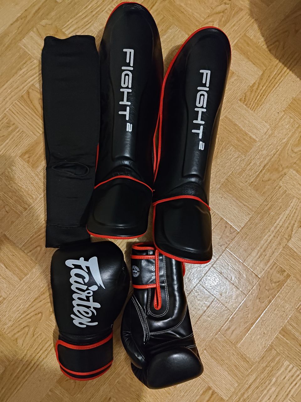 Potkunyrkkeily varusteet. Fairtex nyrkkeilyhanskat. Fight 2 säärisuojat