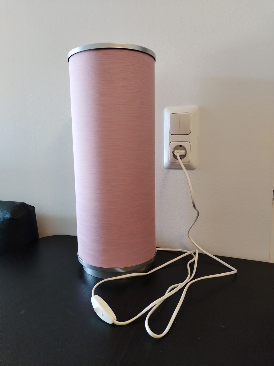 M: Vaaleanpunainen pöytälamppu