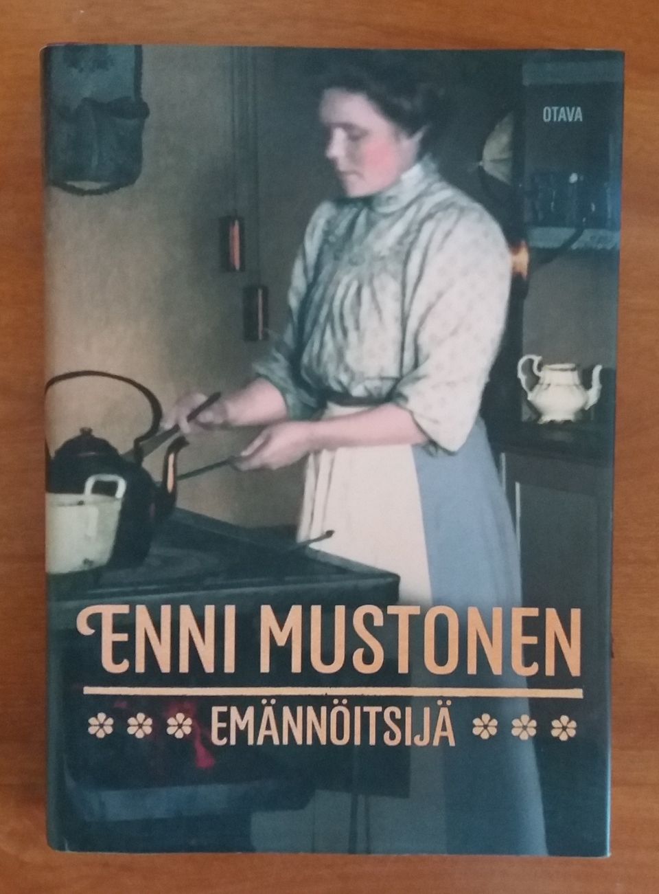 Enni Mustonen EMÄNNÖITSIJÄ Otava 3p 2015