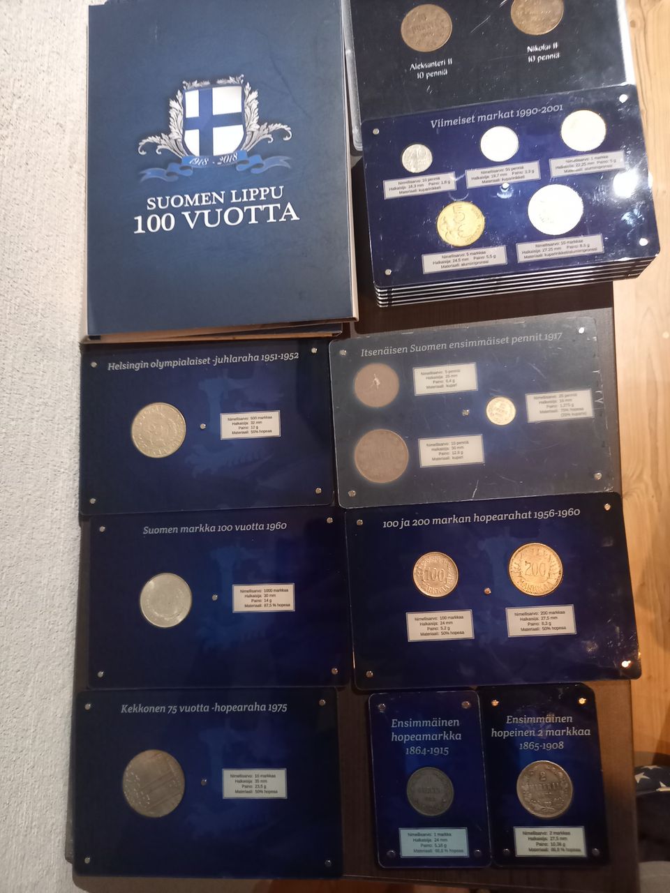 Suomen markka kokoelma ja suomen lippu 100 vuotta