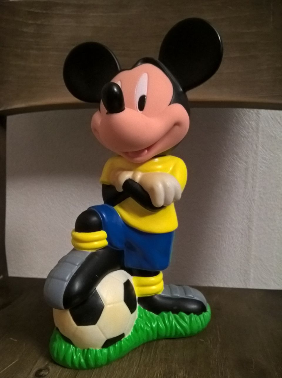 Vanha iso Disney Mikki jalkapalloilija figuuri /23cm