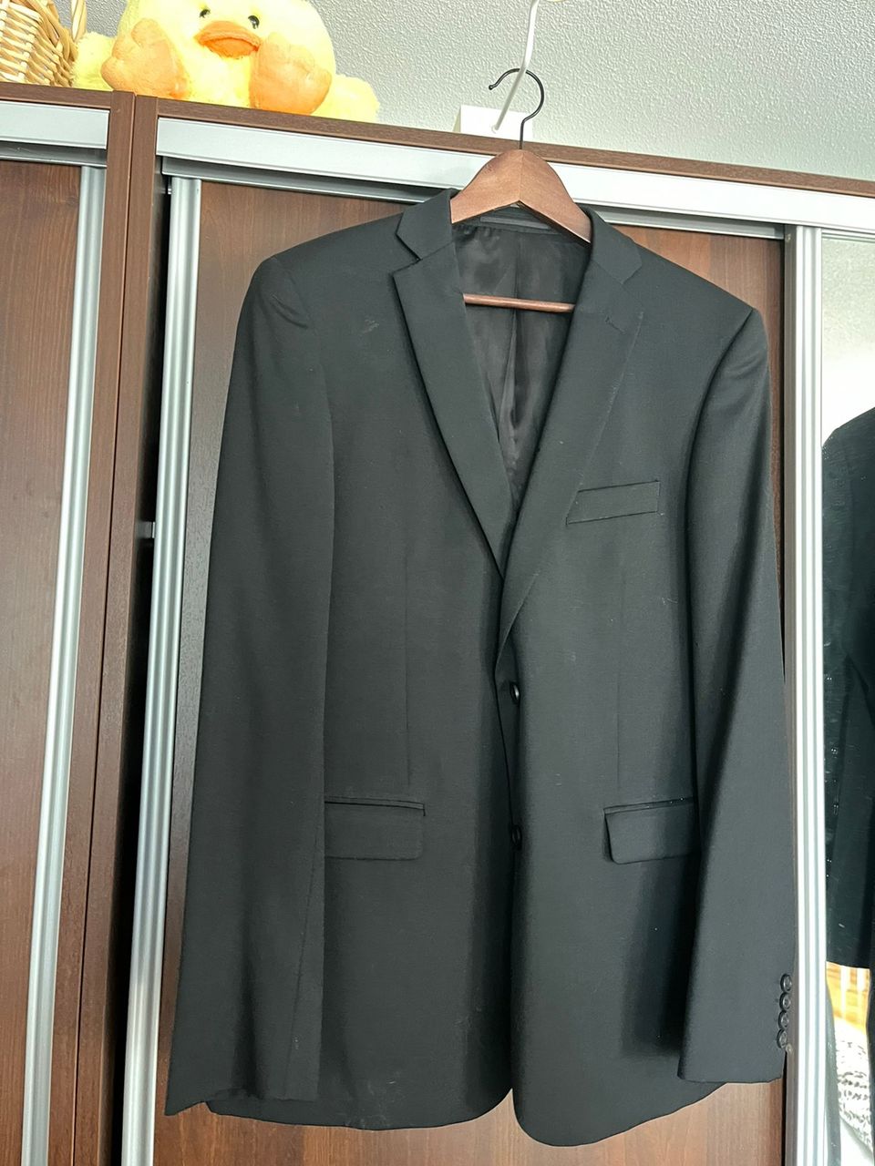 Musta puvun takki
