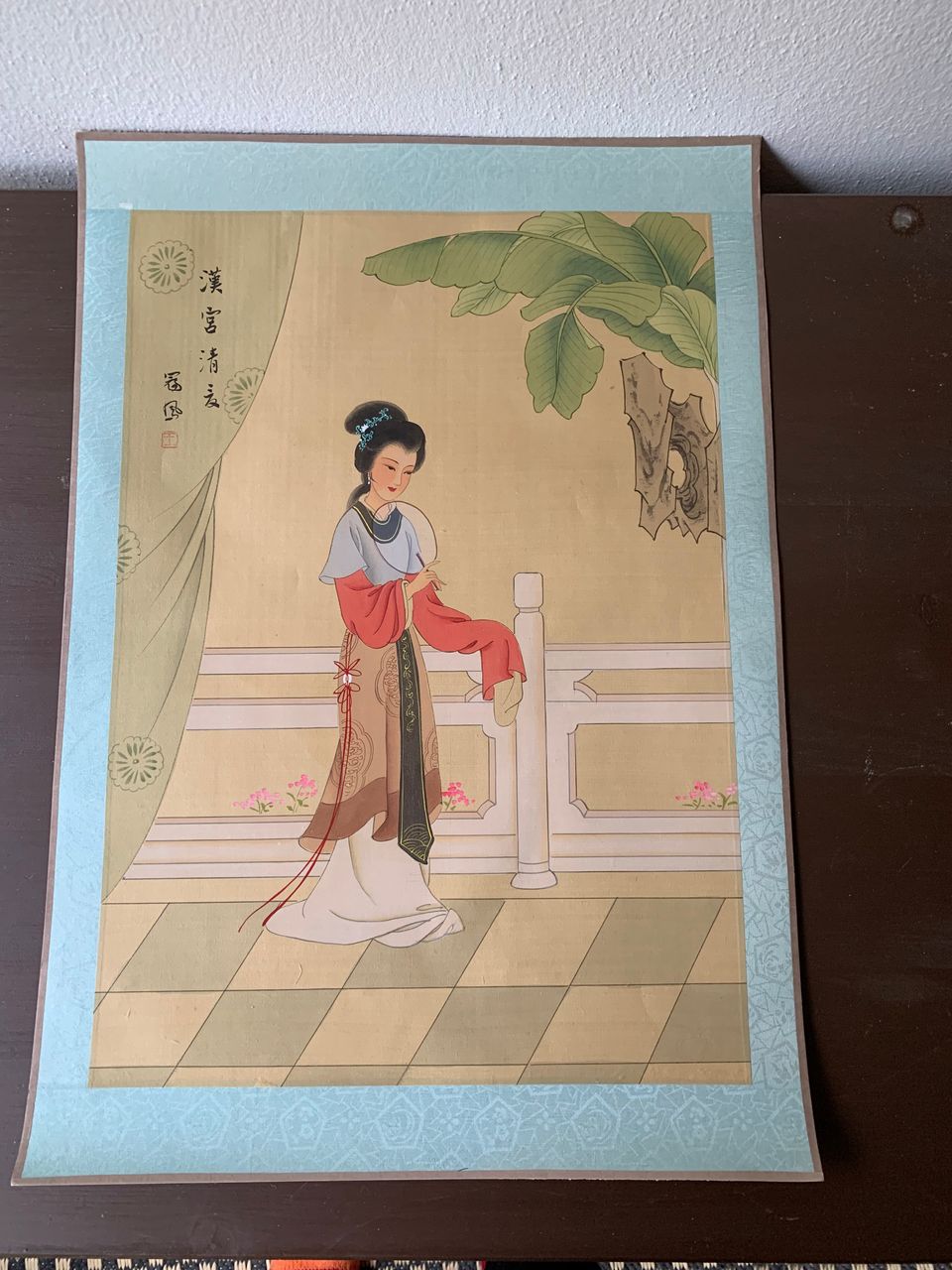 Kiinalainen silkkiin maalattu nainen ja viuhka, UUSI