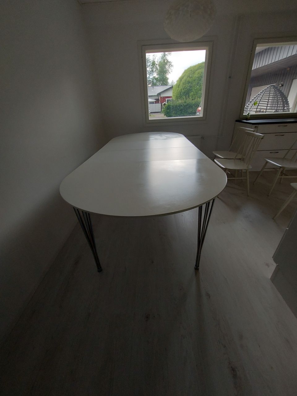 Valkoinen jatkettava pöytä/ruokapöytä