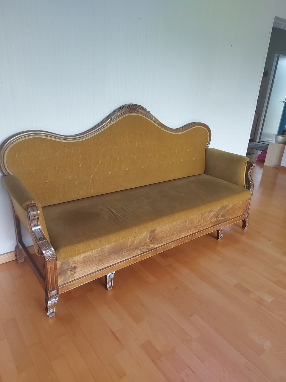 Antiikkinen sohva, saa levitettyä