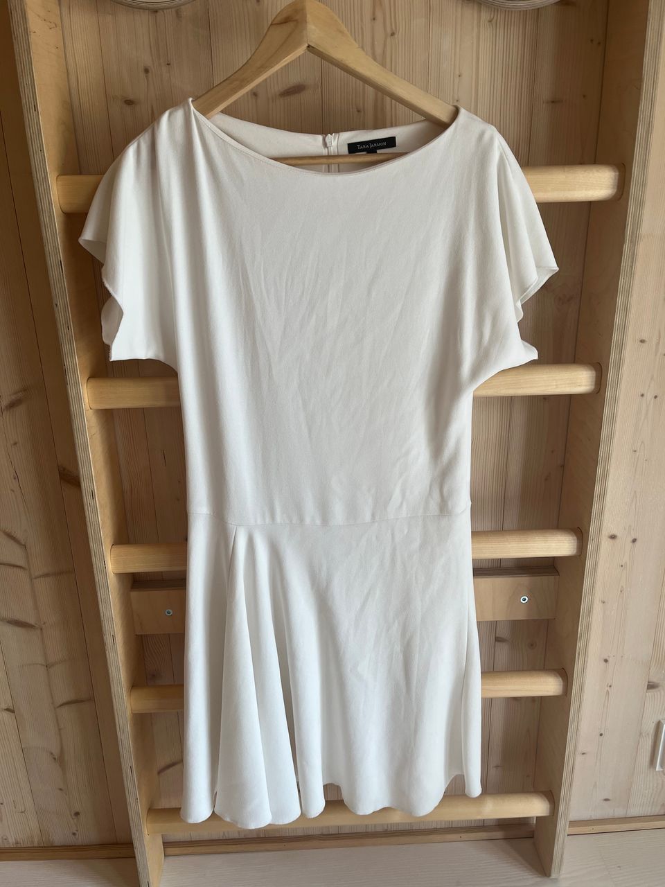 Kaunein valkoinen Tara Jarmon mekko ovh n. 300 eur (n 36)