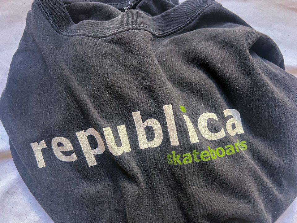 Republica T-Shirt