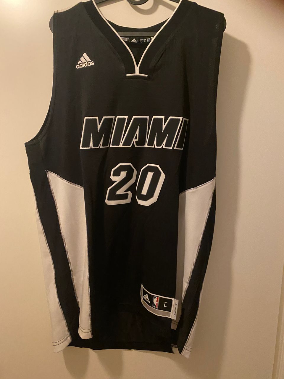 NBA fanipaita myyntiin (ADIDAS)