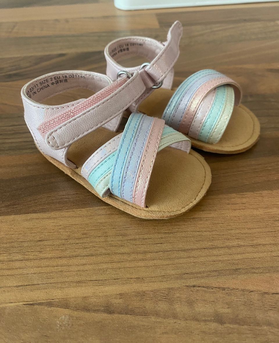 Myydään uudet vauvan sandaalit