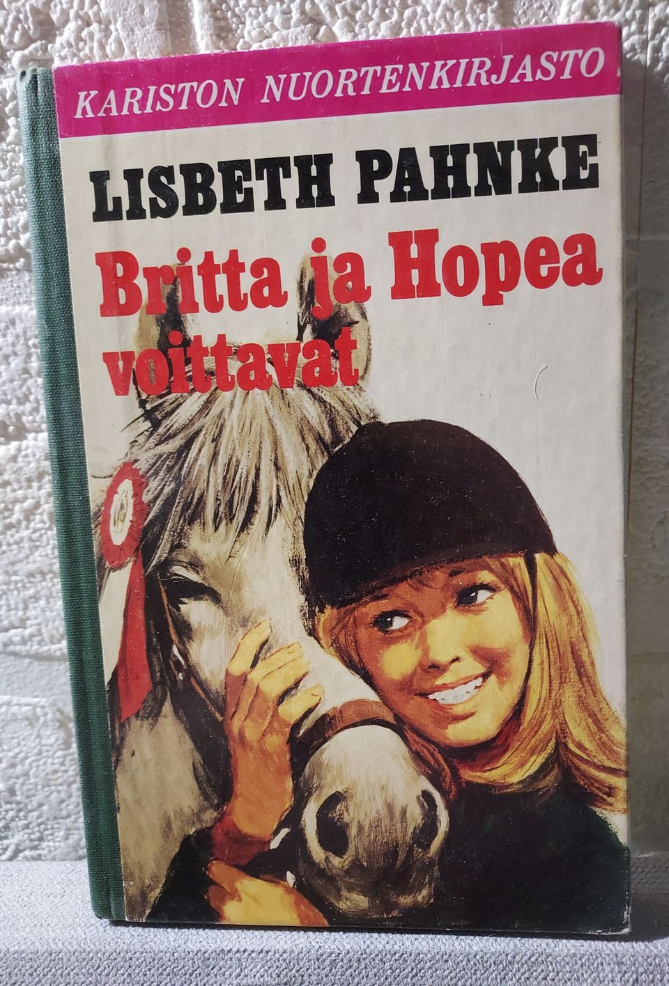 Britta ja Hopea voittavat kirja