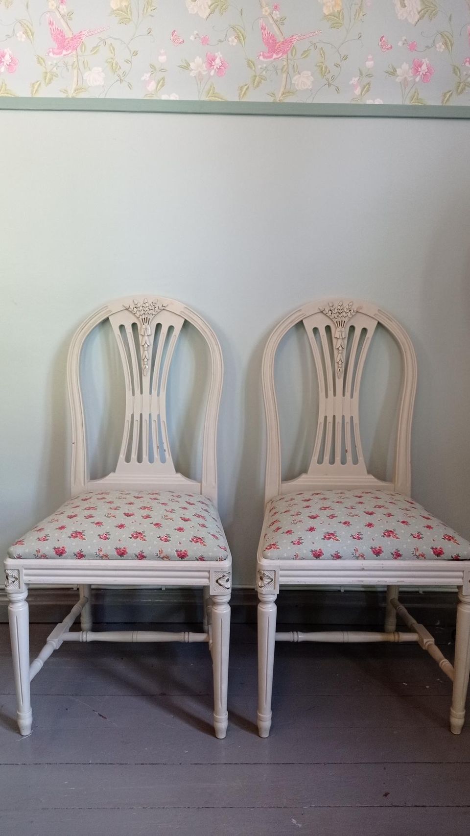 Kaksi kustavilaista tuolia