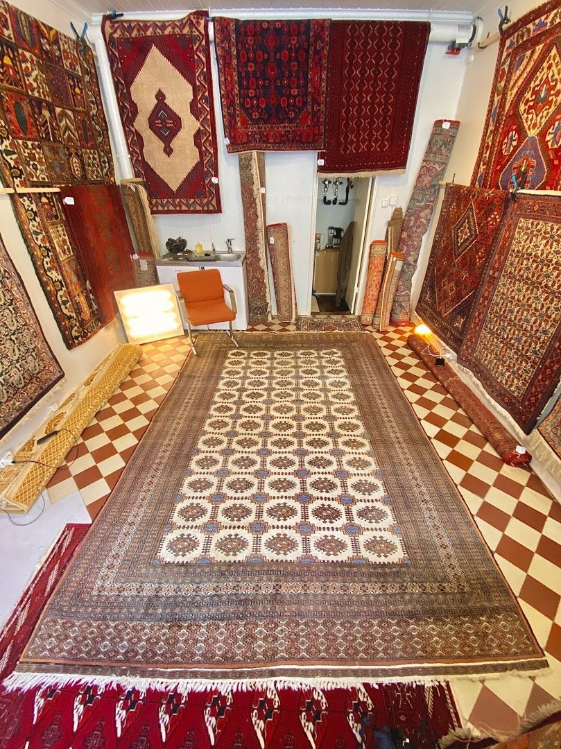 Suuri itämainen käsinsolmittu Buhara-matto 315x222 cm