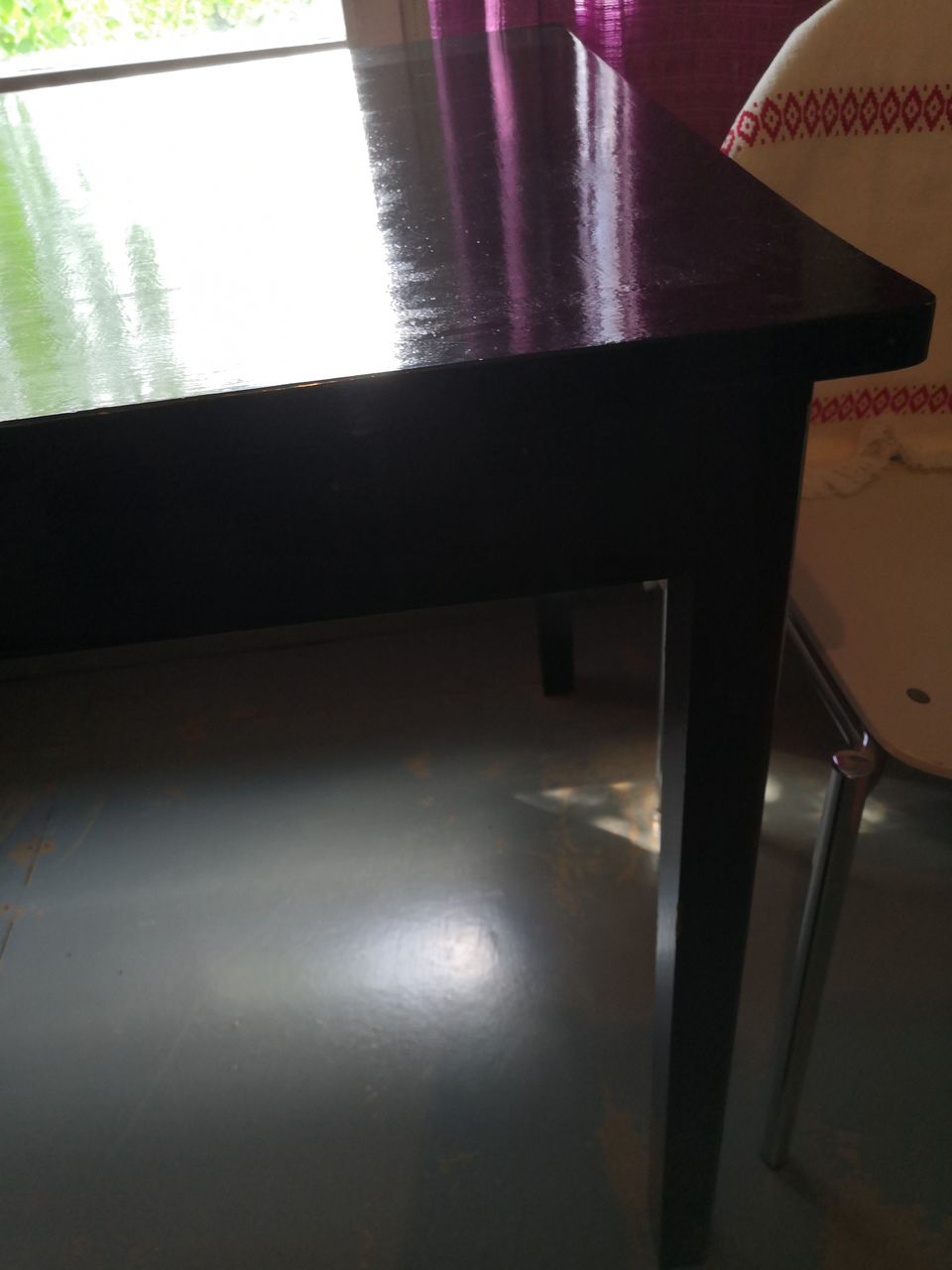 Musta täyspuinen pöytä ja 2 tuolia.