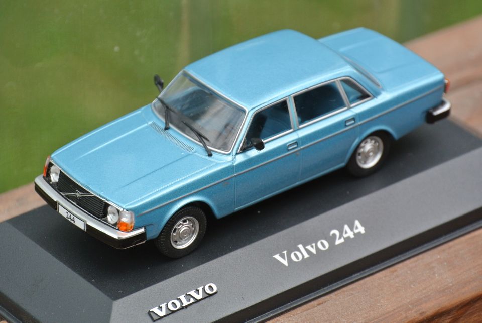 Pienoismalli Volvo 244 1975 1:43 metallinen keräilyauto paketissa