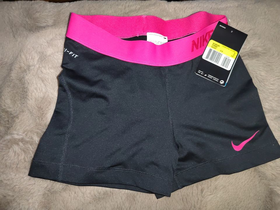 Uudet Nike pro shortsit koko S