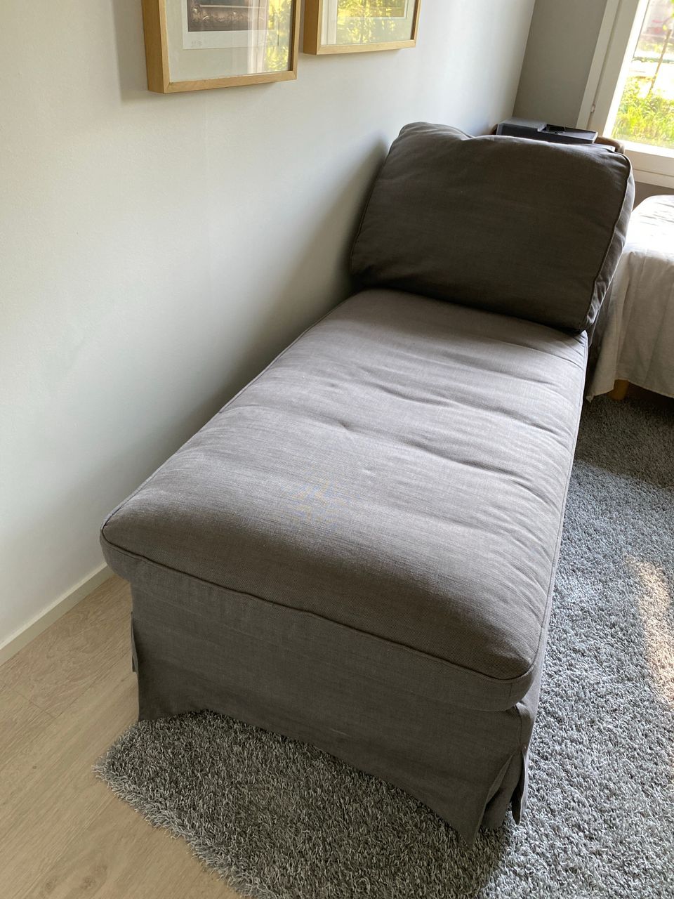 Harmaa Ikea divaani