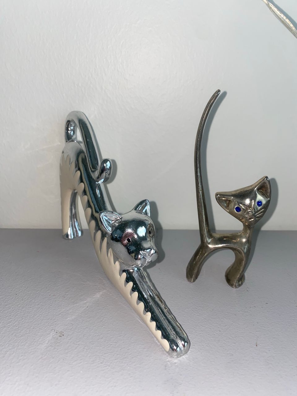 2kpl Metallisia kissoja/ koriste-esineitä