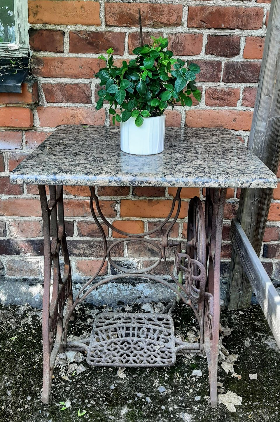 Puutarhapöytä: Graniittitaso, rautajalusta