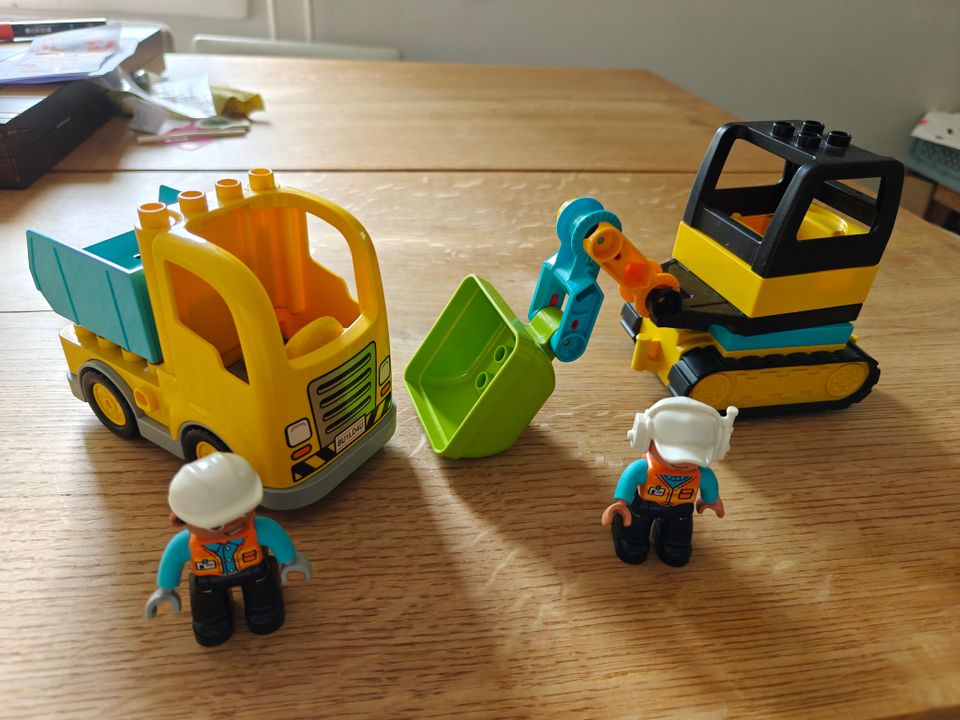 Lego Duplo kaivinkone ja kuorma-auto