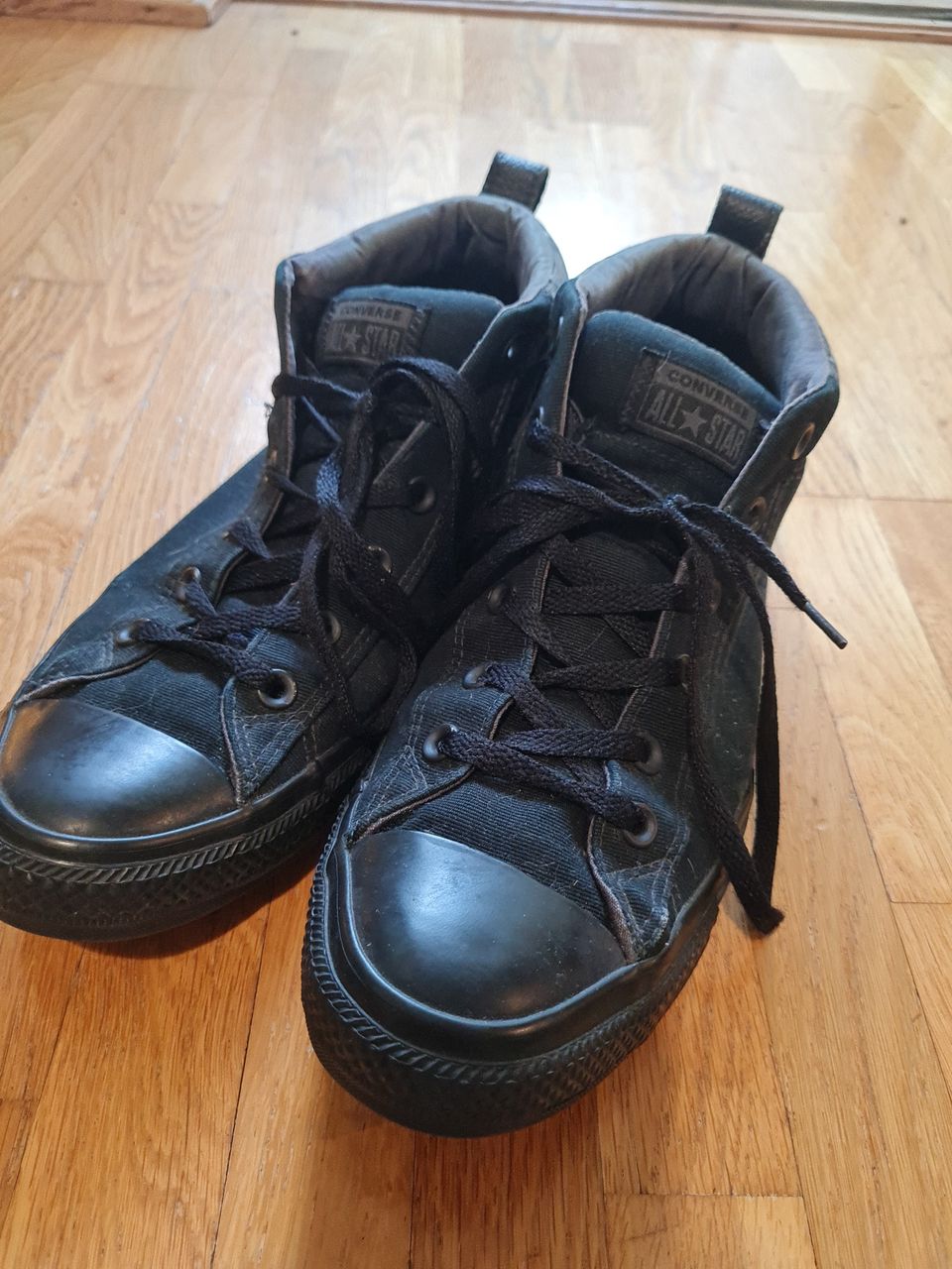 Mustat miesten converse kengät
