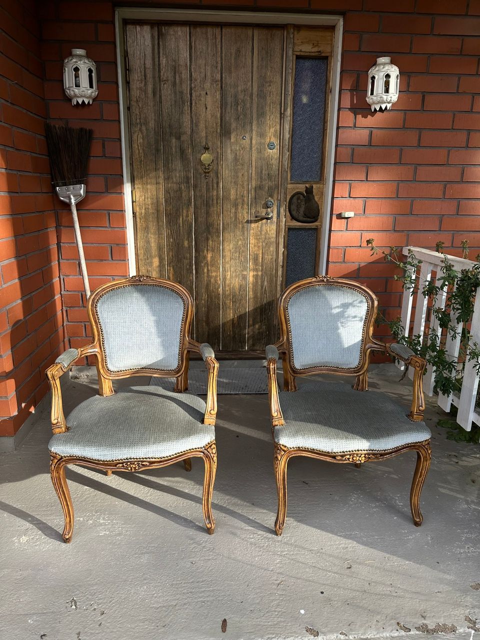 Kaksi talonpoikais rokokoo tyylistä tuolia vaaleansinisellä verhoilulla.