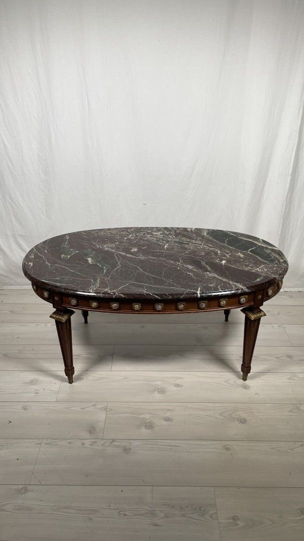 Upea sohvapöytä marmorikannella