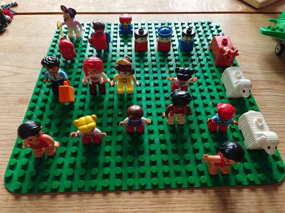 Lego Duplo hahmoja ja alusta