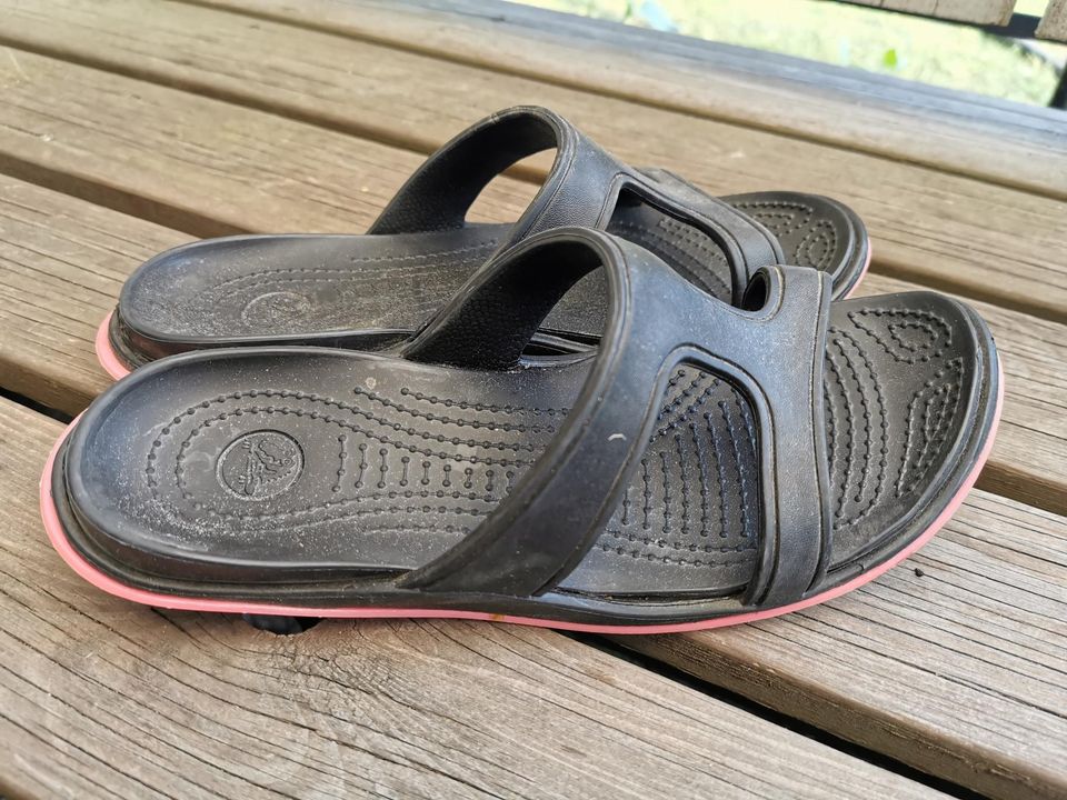Mustat Crocsin sandaalit