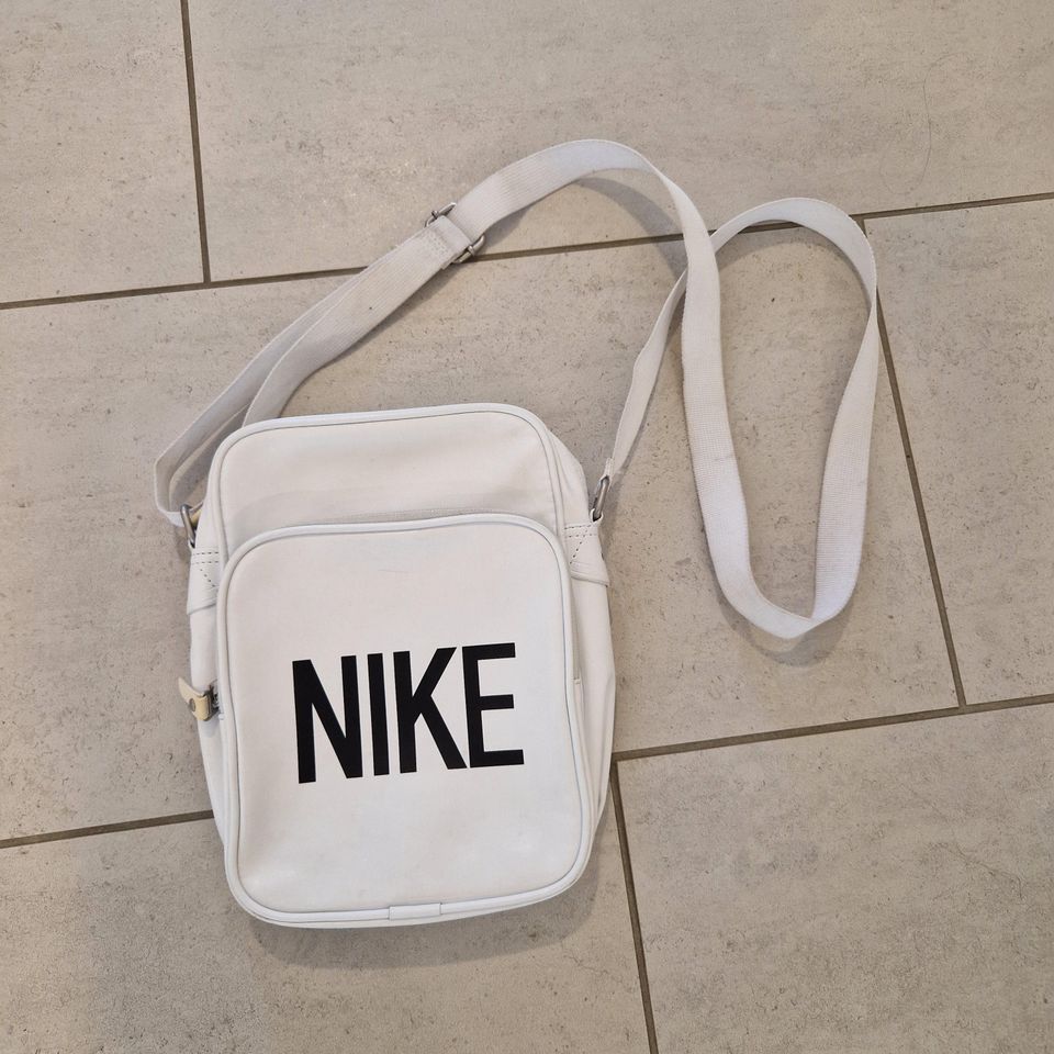 Nike, pieni valkoinen olkalaukku