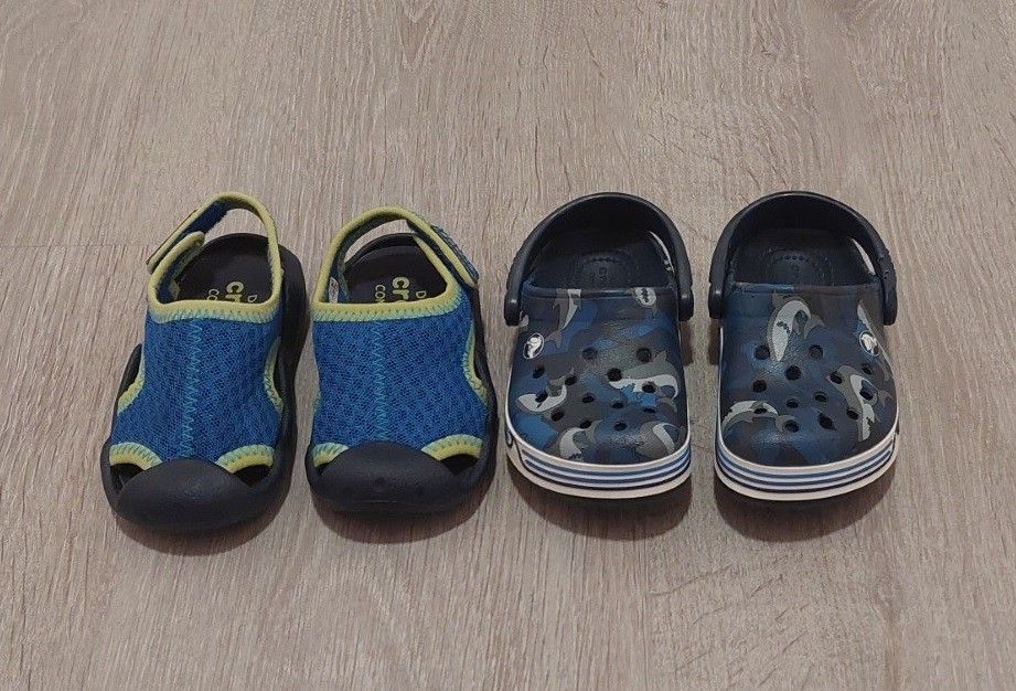 Kahdet lasten Crocs kengät 22-24