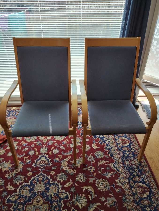 Kaksi mukavaa tuolia