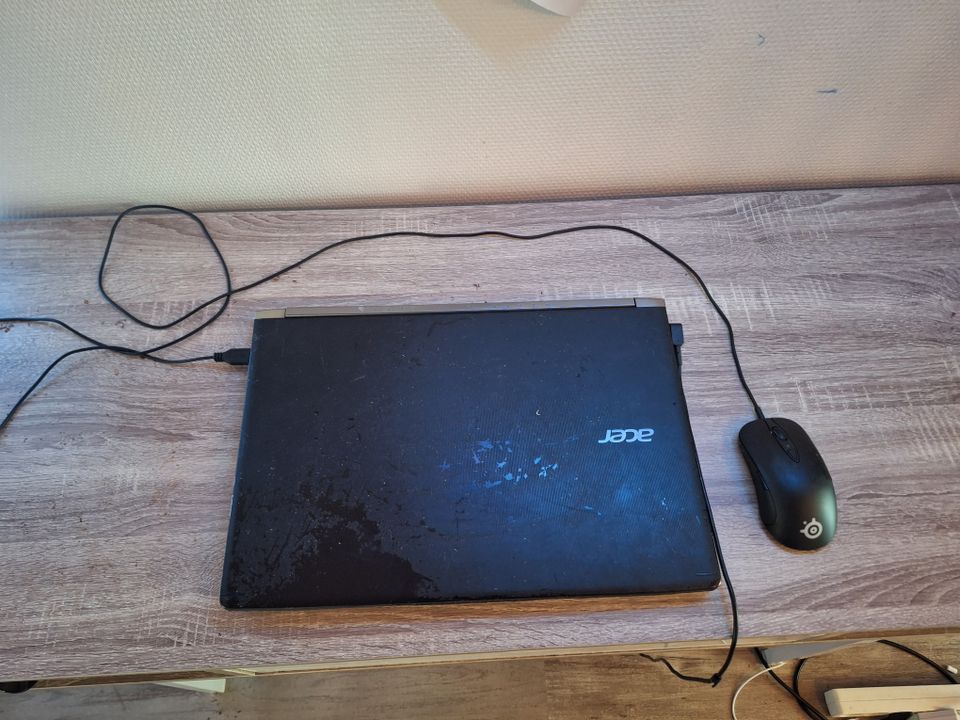 Myydään Jokunen vuos vanha Acer Aspire Nitro. Uus läppäri maksaa 1300e.