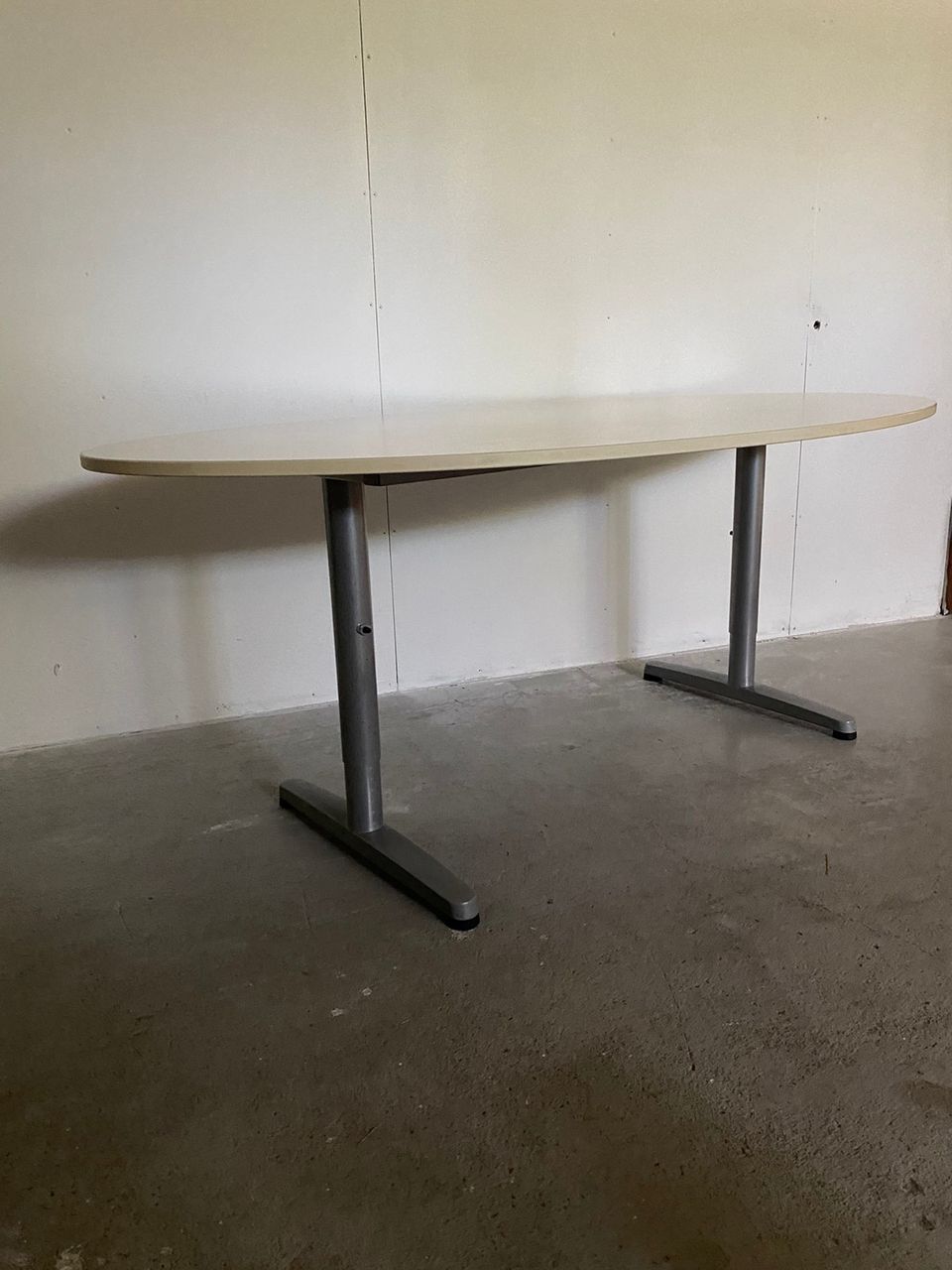 Ikean Galant pöytä