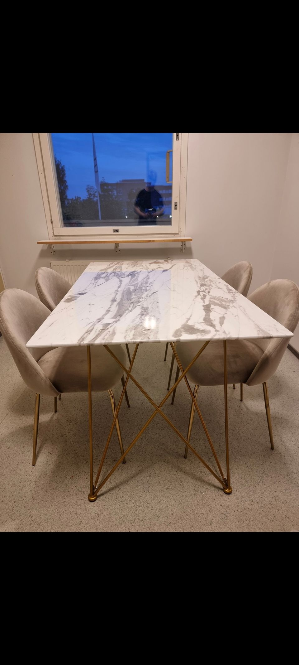 Lasi/marmori pöytä ja tuolit