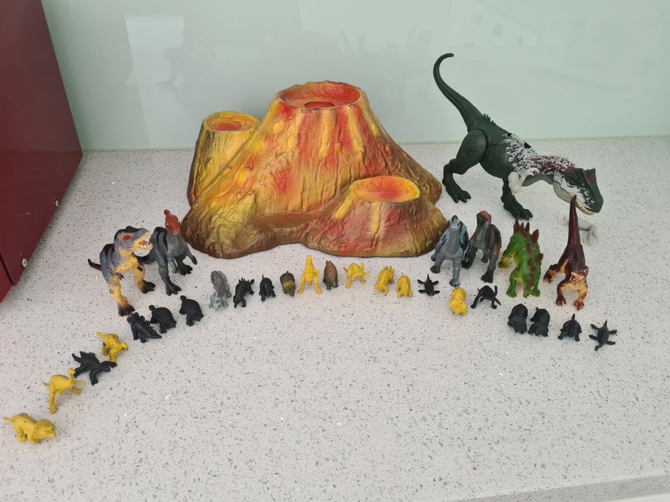 Dinoja ja tulivuori