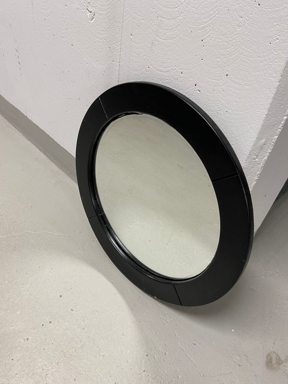 Musta pyöreä peili