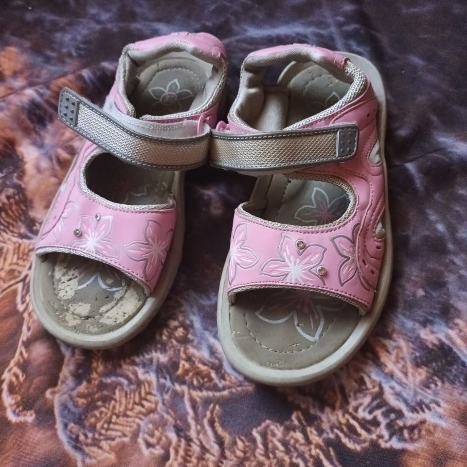 Pinkki sandaalit