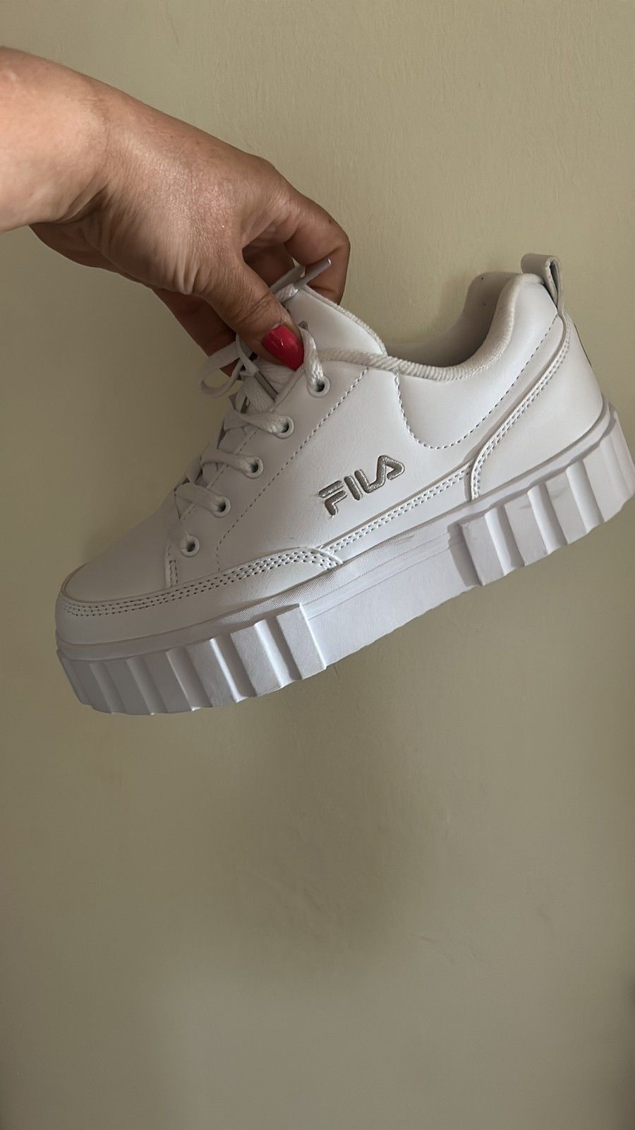 Uudet FILA valkoiset korokepohja kengät